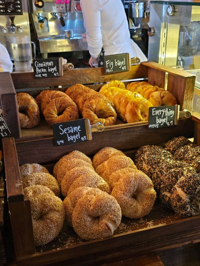 首爾必訪的人氣咖啡店！😍 ～ London Bagel Museum 🥯☕✨