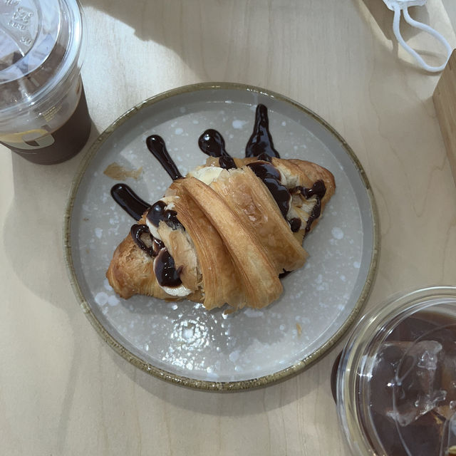 ☕ Good Neighbor Cafe – คาเฟ่มินิมอลสุดชิคในมหาชัย