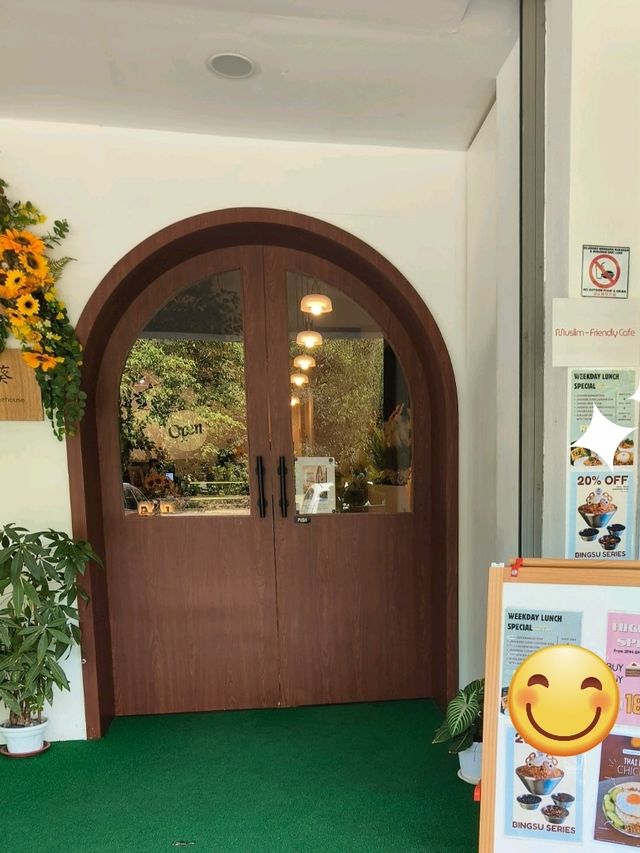 Hidden Cafe in a Midday Break 