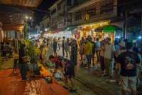 เที่ยวถนนคนเดินเชียงคานหน้าฝน ของกินฉ่ำ