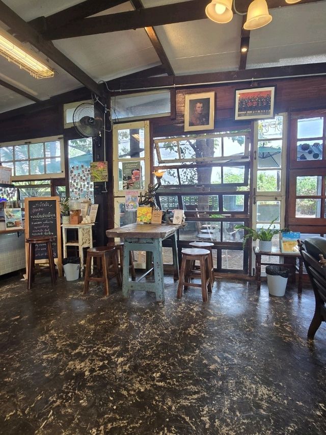 กาแฟท่าวังหลัง ร้านสวย แนวไม้โบราณ เหมาะมานั่งชิว