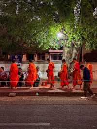 ตักบาตรเช้าที่หลวงพระบาง