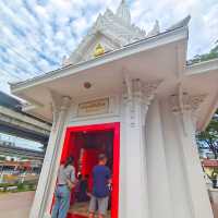 สักการะศาลหลักเมืองนนทบุรี