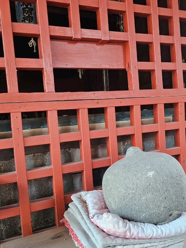 舉起石頭願望成真〔大垣市 德吉稻荷神社〕