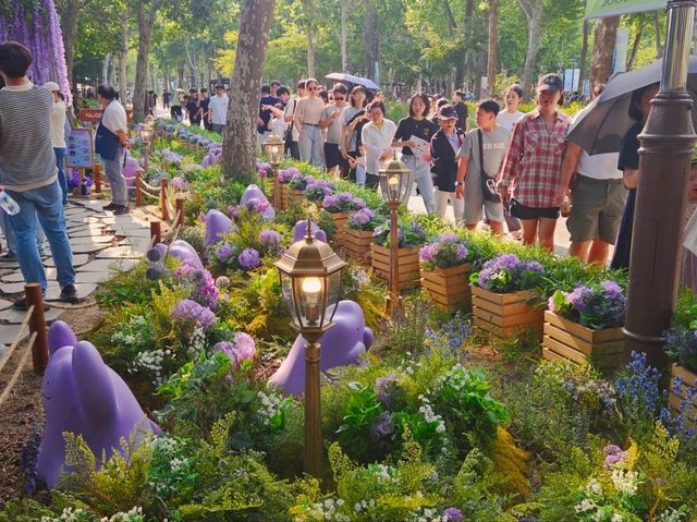Look at all the Metamongs around the park!!!