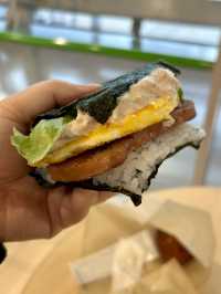 【大阪・関西空港】寿司職人が手がける、ワンハンドの“和”バーガー「Onigiri Burger 関西国際空港本店」