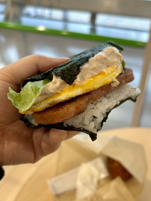 【大阪・関西空港】寿司職人が手がける、ワンハンドの“和”バーガー「Onigiri Burger 関西国際空港本店」