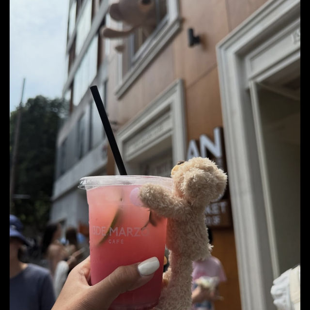 “เช้าชิลล์กับ Rose Latte & ตุ๊กตราหมีจิ๋ว”