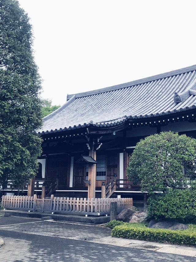 【東京都　北区　芥川龍之介ゆかりの地・田端の坂道と寺社の数々。赤紙仁王尊】