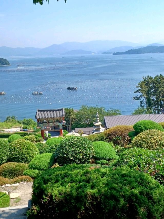조용하고 평화로운 분위기의 작은 사찰