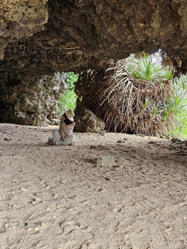 🌊自然が作る景色、「岩の窓」で撮る沖縄ブルーな一枚。