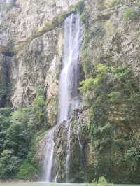 “Zhangjiajie Grand Canyon: A Glass Bridge to Nature’s Wonders”