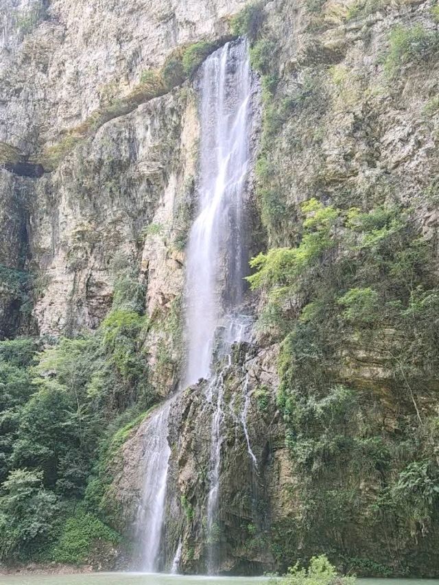 “Zhangjiajie Grand Canyon: A Glass Bridge to Nature’s Wonders”