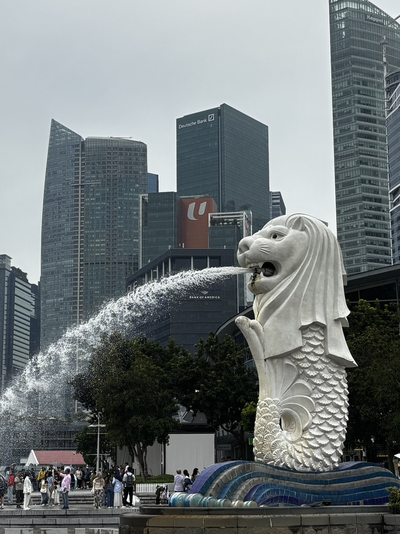 📍 Gambaran Itinerary
Perjalanan 4 hari di Singapura mencakup atraksi ikonik, tempat budaya, tempat makan terkenal, dan hiburan — dengan kombinasi wisata, keseruan taman hiburan, dan pengalaman kuliner lokal.

🚩 Rute Wisata dan 🏖️ Tempat Wajib Dikunjungi
	•	Hari 1: Jewel Changi → Swee Choon → Cube Social Boutique Capsule Hotel → Yue Hai Ching Temple → Anderson Bridge → Merlion → Gardens by the Bay → Supertree Grove → BBQ Box
	•	Hari 2: Yakun Kaya Toast@Clarke Quay Central → Universal Studios → Friar’s Good Food → Vision of Harry Potter 
	•	Hari 3: Song Fa Bak Kut Teh → Old Hill Street Police Station → Fort Canning → Chijmes → Hey Tea → Fountain of Wealth → Helix Bridge → ArtScience Museum → Rain Oculus → Marina Bay Sands Casino
	•	Hari 4: Champion Bolo Bun → Potato Head → Queic by Olivia → Tooth Relic Temple → Tian Tian Hainanese Chicken Rice Haji Lane → Sultan Mosque → Jewel Changi

🚇 Transportasi
	•	MRT: Moda transportasi utama (Raffles Place, Bayfront, Tanjong Pagar, Chinatown, Tanah Merah, Clarke Quay, HarbourFront).
	•	Sentosa Express: Dari VivoCity ke Resorts World Sentosa untuk USS.
	•	Bus & Jalan Kaki: Koneksi jarak pendek untuk atraksi yang berdekatan.

🏠 Akomodasi
1. Cube Social Boutique Capsule Hotel @ Boat Quay

💡 Tips
	•	Bawa jas hujan atau payung — cuaca di Singapura bisa tidak terduga.
	•	Gunakan kartu kredit untuk kenyamanan MRT/bus.
	•	Simpan uang tunai untuk pusat jajanan; tidak semua kios menerima kartu.
	•	Datang lebih awal di USS untuk menikmati wahana utama dengan waktu tunggu lebih singkat. (Jangan lupa bawa jas hujan ke USS untuk wahana Jurassic World agar hemat uang!)
	•	Bawa botol air isi ulang — ada mesin pengisian air di seluruh kota dan atraksi.