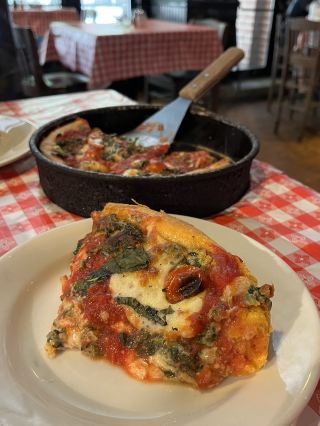 Kelezatan Nomor Satu Chicago: Pizza Chicago