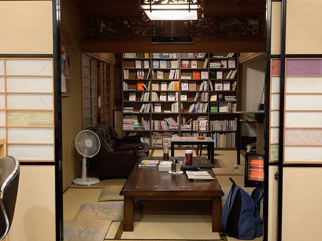 【富山】富山市で泊まるならココ！地元大学生たちが経営する「泊まれる図書館 寄処 ~yosuga~」