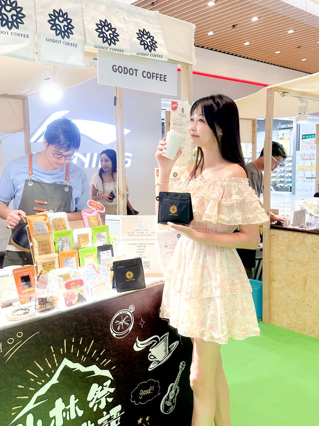 咖啡控☕️盛事「山林祭 ‧ 山飲啡語」  當你愛上咗咖啡☕️就會好想試唔同品種嘅咖啡 而家機會嚟啦！合和商場一連 2 星期舉辦「山林祭 ‧ 山飲啡語」，連續兩個周四至周日，超過30間咖啡小店喺合和商場