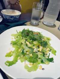 最迷人之處在於「中式手法與越南食材的結合」。餐廳主廚擅長將中國料理的細膩刀工與火候,融入越南獨特的香料與新鮮海產。像是以八角、花椒提味的燒肉,搭配當地爽脆的香草與米紙;或是以越南香茅、魚露入菜的清蒸魚
