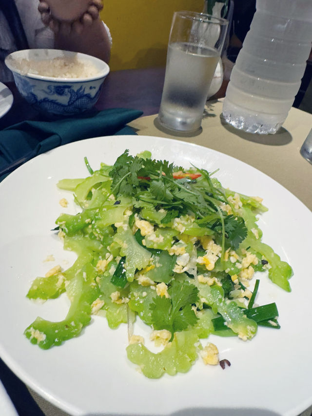 最迷人之處在於「中式手法與越南食材的結合」。餐廳主廚擅長將中國料理的細膩刀工與火候,融入越南獨特的香料與新鮮海產。像是以八角、花椒提味的燒肉,搭配當地爽脆的香草與米紙;或是以越南香茅、魚露入菜的清蒸魚 最迷人之處在於「中式手法與越南食材的結合」。餐廳主廚擅長將中國料理的細膩刀工與火候,融入越南獨特的香料與新鮮海產。像是以八角、花椒提味的燒肉,搭配當地爽脆的香草與米紙;或是以越南香茅、魚露入菜的清蒸魚
