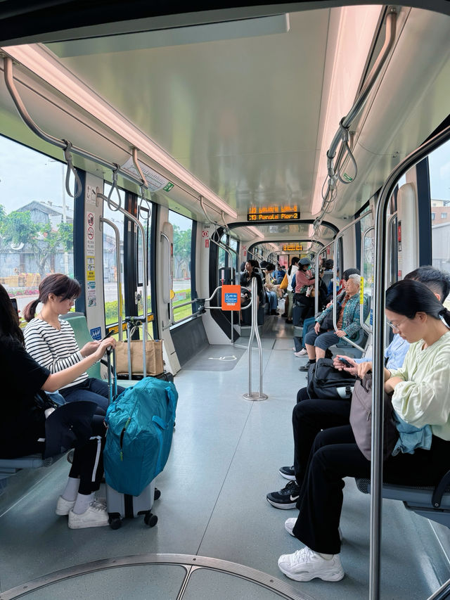นั่งรถไฟผ่านอุโมงค์ต้นไม้ที่เกาสง นั่งรถไฟผ่านอุโมงค์ต้นไม้ที่เกาสง