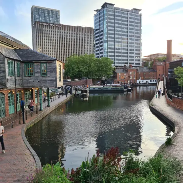 A Vibrant Day in Birmingham City – Culture, Canals, and Cuisine