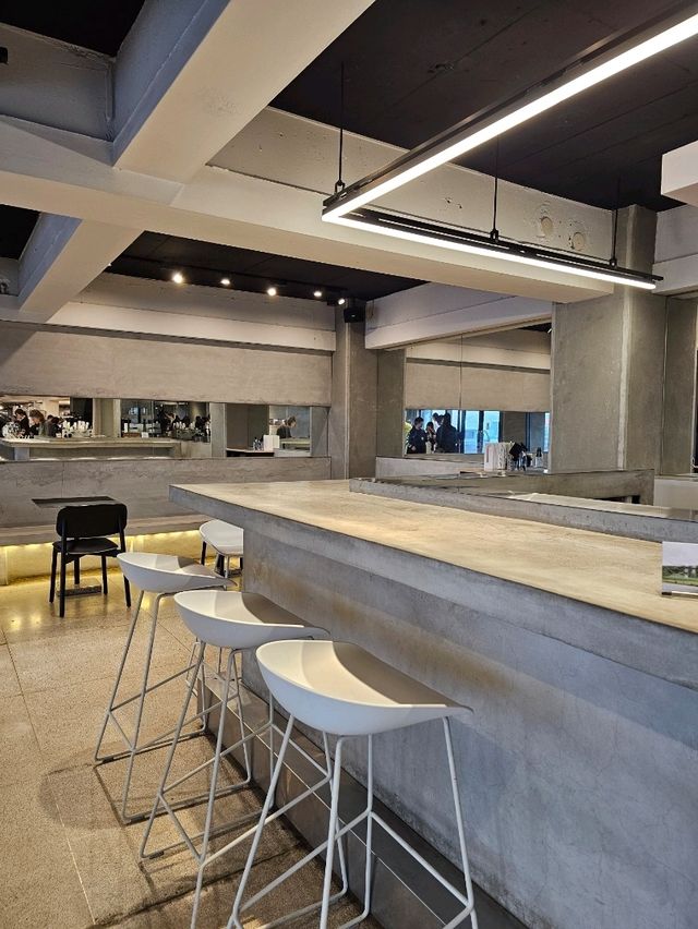 草原とコーヒーの邂逅 — 草千里珈琲焙煎所で自然を味わう一杯を