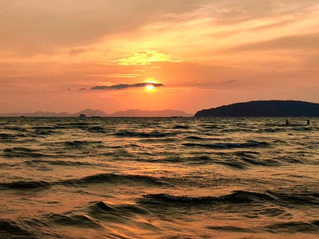 끄라비 아오낭 비치(Ao Nang Beach) – 천혜의 절벽 해안