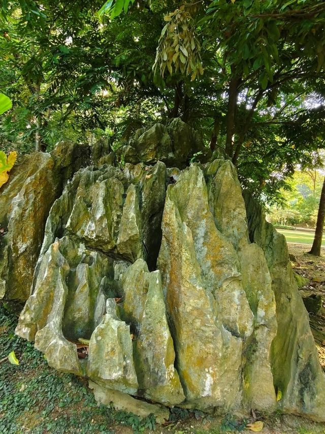 A Secluded Paradise by a Natural Lakeside Limestone Cliff