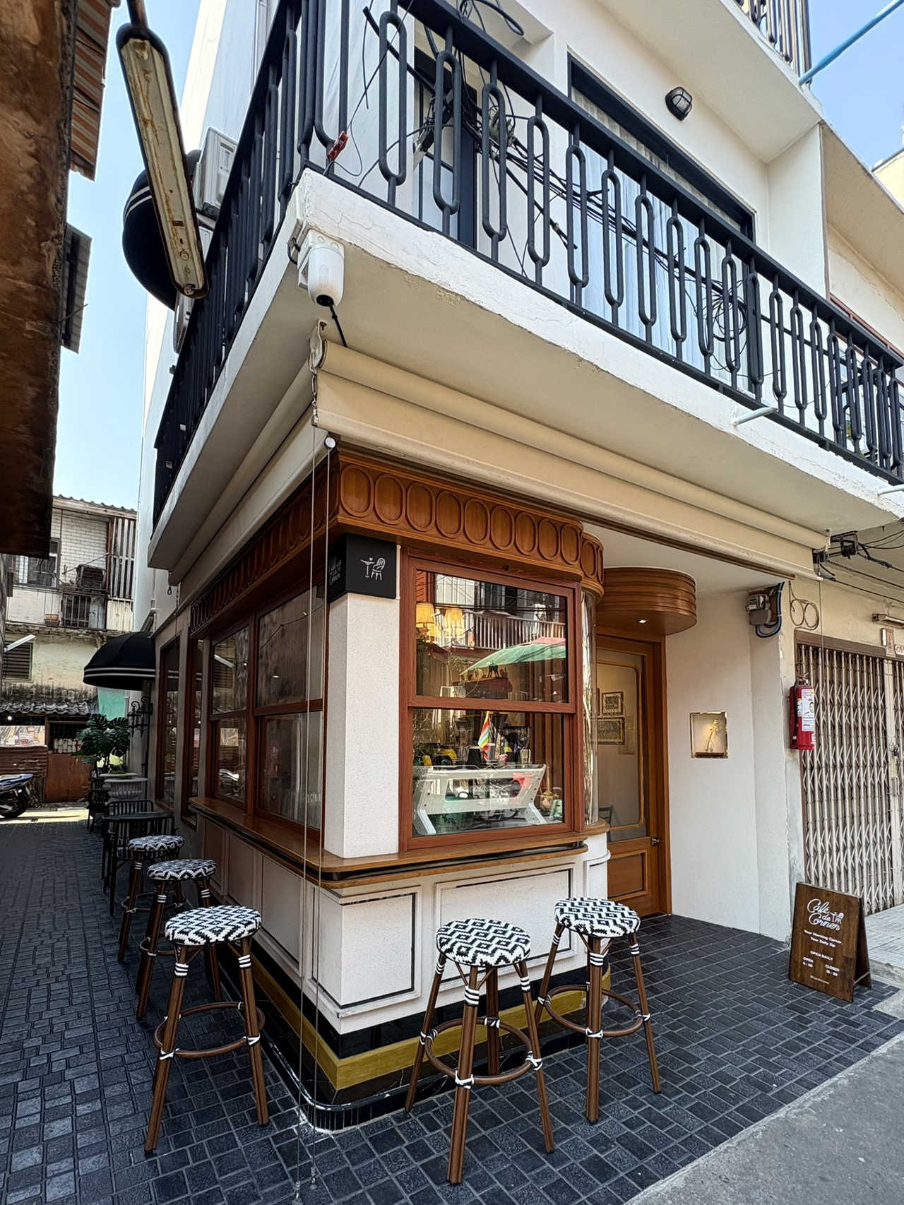 Cafe rahasia yang tersembunyi di gang-gang sempit Bangkok ✨☕✨

Saat jalan-jalan menyusuri salah satu kawasan yang tenang di Bangkok, aku nggak sengaja nemu tempat yang super cozy ini: Café de Corner No. 1. Cafe ini berlokasi di tengah jalanan yang sangat sempit dengan rumah-rumah yang beneran saling berdempetan, bikin tempat ini terasa kayak hidden gem sungguhan.

Aku suka banget sama kontrasnya: jalanan yang sempit dan bangunan padat di luar, tapi pas masuk ke dalam suasananya sangat menyenangkan, cozy, dan bikin rileks. Di sini bawaannya pengen santai sejenak, duduk sambil ngopi, dan sekadar menikmati momen🧘🏻‍♀️

Aku pesen caramel macchiato, dan ternyata rasanya enak banget. Lembut, manis, dan rasanya super seimbang. Tempat yang asyik banget buat mampir sebentar di sela-sela jalan-jalan, ngadem dari teriknya Bangkok, dan istirahat sejenak😌

Buat aku, ini adalah salah satu tempat yang bikin liburan jadi makin spesial, apalagi pas kita nggak sengaja nemuin tempat yang unik dan estetik jauh dari hiruk-pikuk turis.

Sangat direkomendasikan kalau kamu suka coffee shop yang tersembunyi dan nyaman di lokasi yang antimainstream.

📍98 Thanon Thoet Thai, Bang Yi Ruea, Thon Buri, Bangkok

Pollys Travel Notes xoxo ❣️