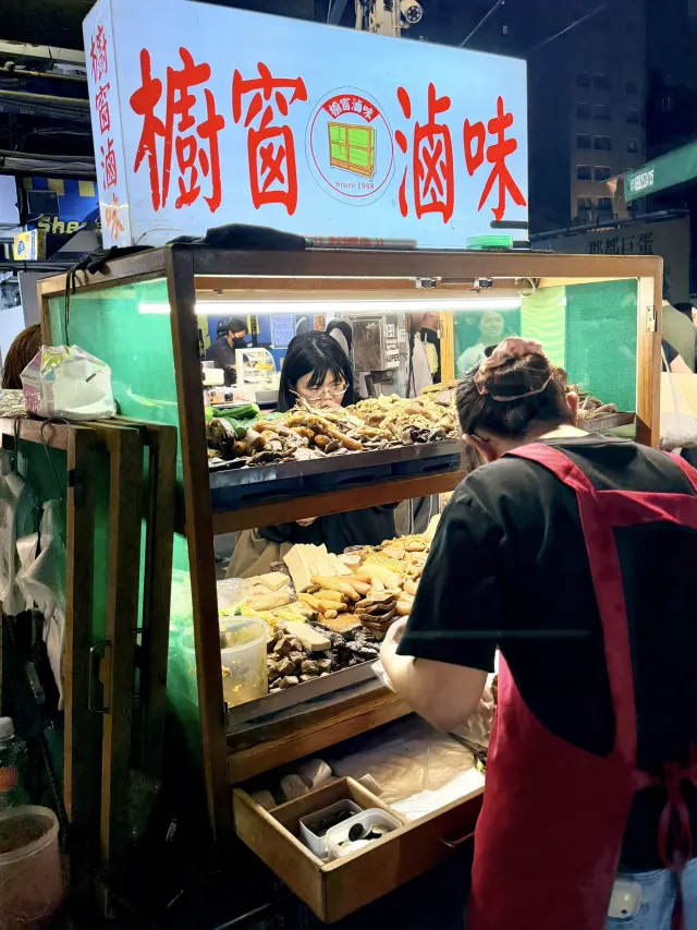 夜市滷味攤上一盤盤豆干與滷味食材