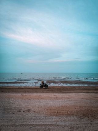 ไม่จำเป็นเลยที่ชายหาดสวยๆ ทุกแห่งจะต้องมีรีสอร์ตหรูหราตั้งอยู่