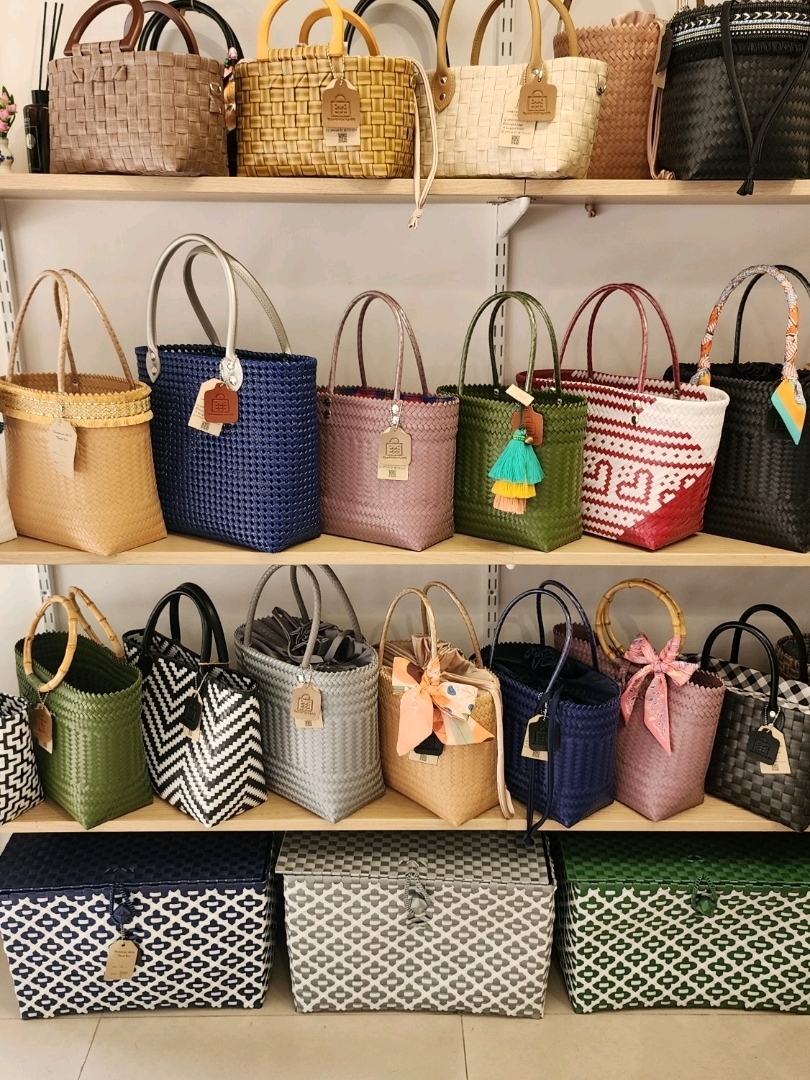 [Bangkok 🇹🇭] Introducing a great value, custom-made basket bag shop!

I had a custom-made basket bag made in Bangkok 👜

《Bangkok KAGO》

This shop is amazing because you can choose everything from the material, color, design, size, handles, decorations, etc. 👏
They also have a wide variety of ribbons for accessories 🎀

You can order in Japanese, and each bag is carefully made by Thai artisans. I was surprised that it was cheaper than I expected, even though I thought it might be expensive 👀

The basket bag I ordered was:
M size, 800 baht

· Prices vary depending on design, material, handles, size, etc.

《Notes》
· It takes time from ordering to receiving your bag!

I waited about 4 weeks.

The waiting time varies depending on how busy they are at the time, so it's necessary to order well in advance.

· They also ship within Japan.

· The shop is closed on Sundays, Mondays, and Tuesdays.

📍Location: G6 JL House Executives Service Apartment, 106 Sukhumvit 49, Klongton-nua Watthana, Bangkok 10110
· Located directly in front of Samitivej Hospital

⏰Opening Hours: 9:00 AM - 5:00 PM

#BangkokTravel
#BangkokSouvenirs
#ThaiSouvenirs