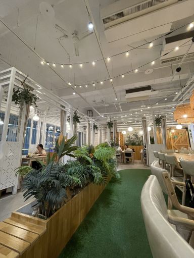 🤍 鳳山 | Zone Cafe: 柔らかな光に包まれたストリングライトと緑豊か