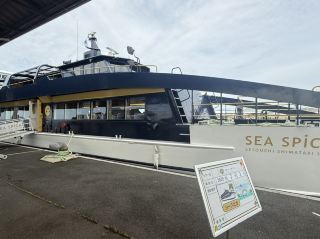 クルーズ船からの景色を楽しみ、瀬戸内海の美しさを体験してください。