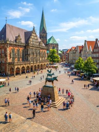 Bremen City Musician Statue - Grimm fairy tale real-life scene feeling

A must-visit classic landmark in Bremen! The statue of Bremen Town Musicians, located right next to the city hall, is a famous image derived from the Grimm fairy tale. Four small animals (donkey, dog, cat, chicken) stand together in a stacked Rohan style. This attraction, although not big, is perfect for taking pictures, and is open for free, both adults and children will be attracted. The itinerary is recommended to combine a tour with the nearby Bremen City Hall to better experience the city's history and fairy tale atmosphere.

Recommended gameplay routes
It is recommended to start from the Bremen City Hall (Am Markt 21, 28195 Bremen). City Hall is open from Monday to Wednesday 07:00 – 15:00, Thursday 07:00 – 14:30, and Friday 07:00 – 16:00. After visiting the town hall, walk a minute and take the next exit to Schoppensteel 1, where you instantly see the statue of the city musician. There is no need to queue up, but there are more people on weekends. If you want to take beautiful photos, it is recommended to go early.

Must check in
The statue of the city musician itself is a 3D restoration of the fairy tale scene. Standing next to the statue is naturally an eye-catching photo. Tip: Touching the donkey’s feet is believed by locals to bring good luck. The shooting angle is recommended from bottom to top to highlight the stacked Arhat style.

Playing Tips and Notes
1. The statue is open all day and is free to visit in the morning or at dusk.
2. The surrounding walking area is wide, suitable for family outings.
3. It is recommended to stroll inside and outside the city hall to admire the beauty of the historical architecture of northern Germany.
4. The statue attracts a large number of tourists every year, making the photo experience better in the off-season.
5. There are many coffee shops nearby, so you can slowly enjoy the leisurely European atmosphere.

Real impressions after use
The scene felt like a fairytale, and although the statue was small, the atmosphere was warm and pleasant. After checking in, I wandered around the city hall and saw many street artists and souvenir shops. It felt like a European town. Stop by for a cup of coffee and enjoy the calmness and poetry of Bremen.

The Bremen City Musicians Statue is a landmark full of storytelling, a must for taking beautiful photos and experiencing fairy tale scenes!

#Bremen #GreenFairyTale #CityMusicPhoto #GermanyTravel #EuropeFamilyTour