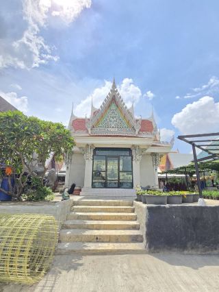 #ที่เที่ยวสายมู อีกหนึ่งวัดสวยที่มาแล้วต้องประทับใจ กับ อุโบสถสีม่วง ที่มีความโดดเด่นและสวยแปลกตา ภายในตกแต่งอย่างวิจิตร มีพระพุทธรูปเป็นองค์ประธาน พร้อมรายละเอียดงานประดับและพื้นเรซินที่สะท้อนแสงได้สวยงาม ทำให้บรรยากาศภายในดูมีมิติและน่าตื่นตาตื่นใจ ✨💜

นอกจากอุโบสถสีม่วงแล้ว ยังมี หลวงพ่อนาค พระปางนาคปรก เจดีย์เก่า และโบสถ์หลังเดิม ให้ได้กราบไหว้และเดินชม ถือเป็นสถานที่ที่ได้ทั้งทำบุญ ไหว้พระ และถ่ายรูปสวย ๆ ในทริปเดียว 🙏📸

สิ่งที่น่าสนใจคืออุโบสถแห่งนี้มีเรื่องราวเกี่ยวกับแรงศรัทธาและการสร้างสรรค์ของทางวัด โดยมีการก่อสร้างและปรับปรุงมาอย่างต่อเนื่อง ใครที่ชอบเที่ยววัดแปลกตา ชอบงานศิลปะ หรือกำลังมองหาสถานที่ไหว้พระในอยุธยา แนะนำให้ลองแวะมาสัมผัสด้วยตัวเองค่ะ

บรรยากาศโดยรวมเหมาะกับการมาไหว้พระ ทำบุญ เดินชมความงาม และเก็บภาพเป็นที่ระลึก 📸🙏 ใครมาเที่ยวอยุธยา ลองปักหมุด วัดกลางคลองวัฒนาราม ไว้ในลิสต์กันนะคะ 💜✨

#วัดกลางคลองวัฒนาราม #วัดกลางคลองวัฒนารามอยุธยายุธยา #วัดสีม่วง #วัดสวยอยุธยา #อยุธยา #เที่ยวอยุธยา #ไหว้พระอยุธยา #ทำบุญ #สายบุญ #เที่ยววัด #Unseenอยุธยา #ที่เที่ยวอยุธยา #พระนครศรีอยุธยา 🙏💜📸