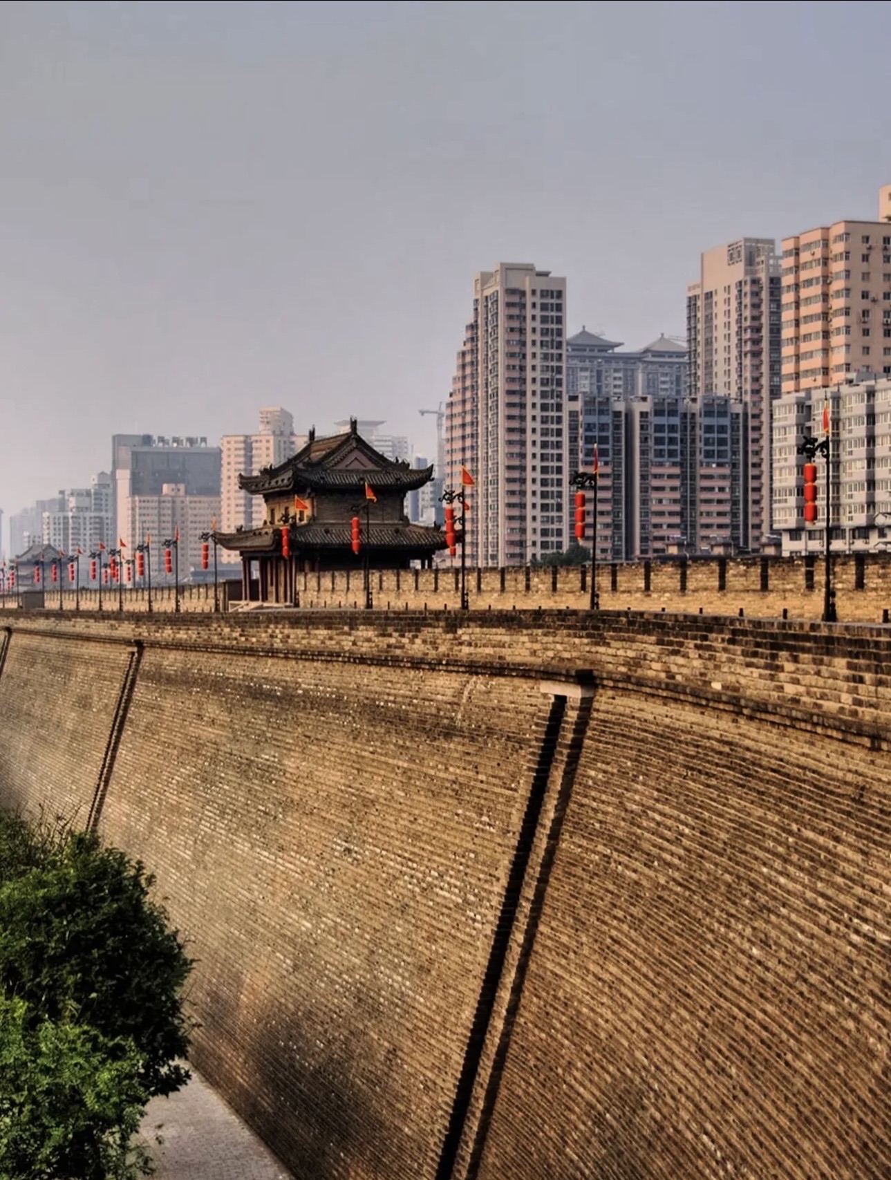 Cycling Through Ancient History: Breathtaking Views Along the Ancient Xi'an City Wall! 🚴‍♂️🏯🇨🇳