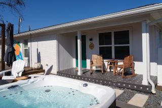 Hot Tub, Courtyard Fire Pit, and a Relaxing Stay at Uptown Peach