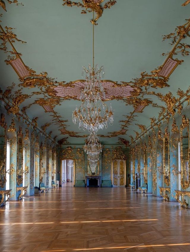 Palatial Interiors: 🖼️🛋️