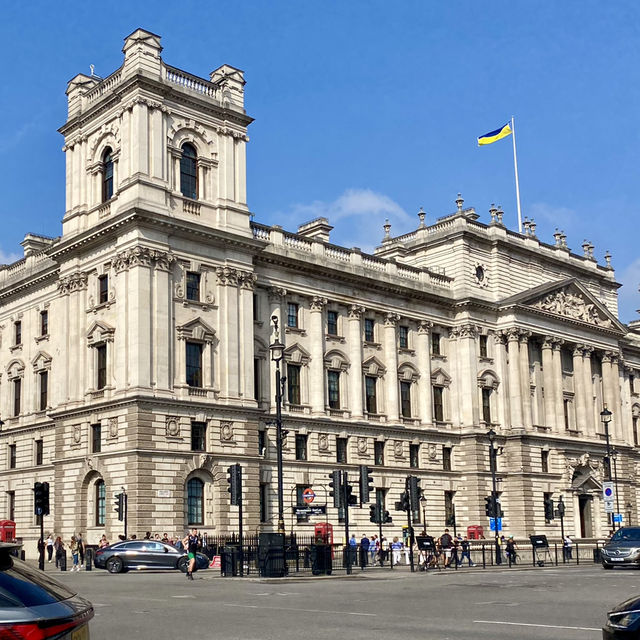 Majestic Landmark Surrounded by Beauty 🏛️