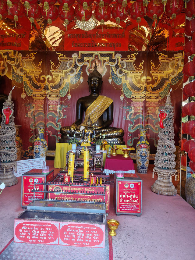Bright lights, bustling streets, and unbeatable street food – Bangkok never sleeps.