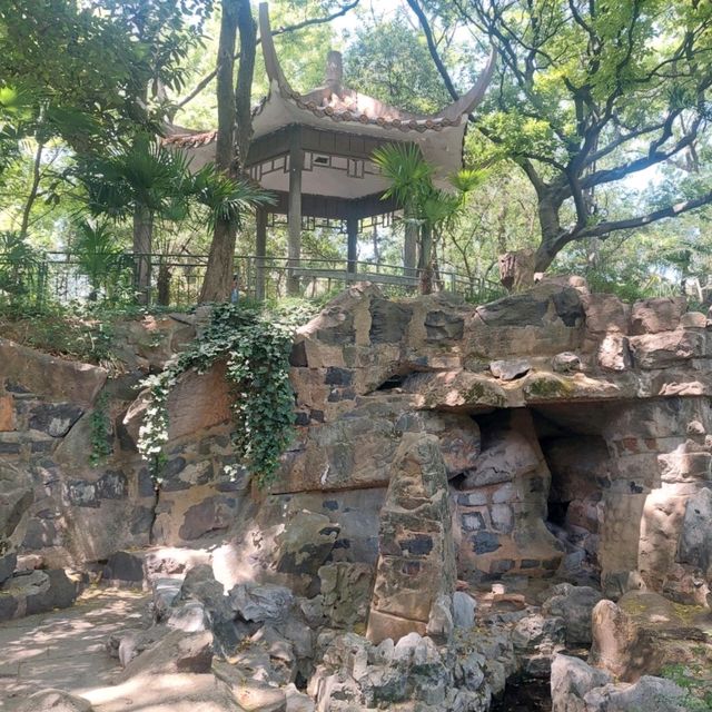 Little parks in Shanghai, little water worlds in the heart of the city