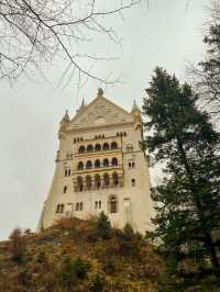 Straight out of a fairytale — welcome to Schloss Neuschwanstein 🏰✨