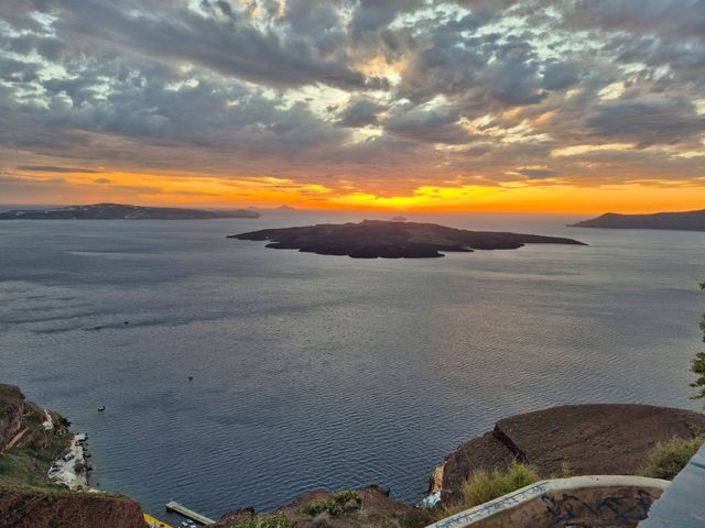🌋 Inside the Heart of Santorini: Discovering the Magic of the Caldera ✨