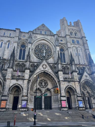 陽光を浴びて輝く、セント・ジョン・ザ・ディヴァイン大聖堂。 | Trip