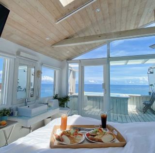 A CLIFF HOTEL WITH PANORAMIC VIEWS OF ERHAI LAKE 🌊