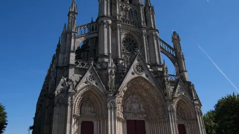 루앙 최고의 뷰포인트, 봉스쿠르 노트르담 대성당(Basilique Notre-Dame de Bonsecours) 산책. — traveler post in 루앙