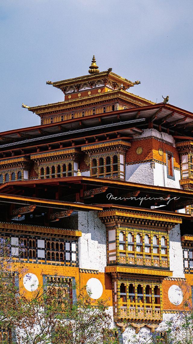 Ancient temple | Punakha Dzong full of romantic legendary colors