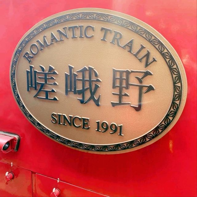 京都嵐山小火車，秋色美不勝收