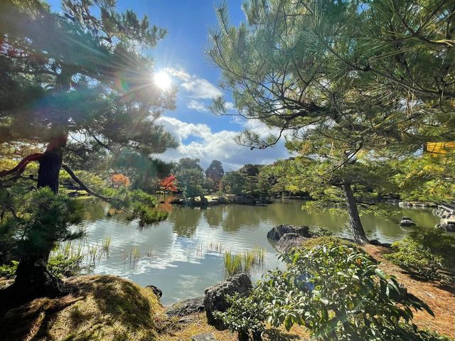 金閣寺，位於日本京都府鏡湖池南岸